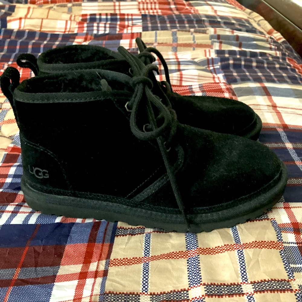 EUC UGG Neumel boot in black suede - 6.5